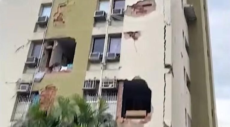 Reddingswerkers zoeken naar overlevenden tussen ingestorte gebouwen na de aardbevingen in Venezuela.