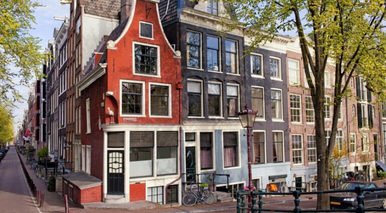 Woningen in een Nederlandse woonwijk als illustratie van de woningmarkt.