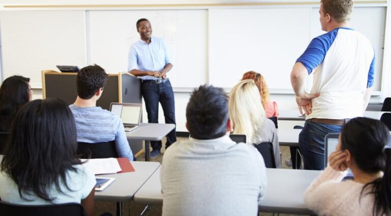 Studenten en medewerkers op een Nederlandse universiteitscampus.