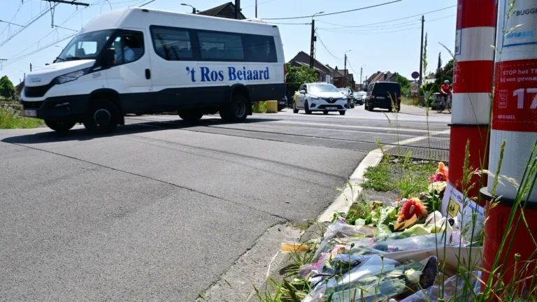 Opnieuw incident met Belgisch busbedrijf 't Ros Beiaard: kind urenlang vergeten in geparkeerde bus