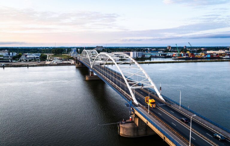 Handhaving op de Merwedebrug: kentekencamera's moeten vrachtwagenverbod afdwingen