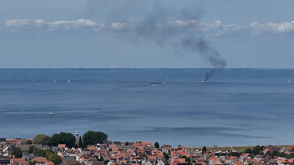 Zeilboot gezonken bij Urk na brand en mogelijke explosie: twee gewonden
