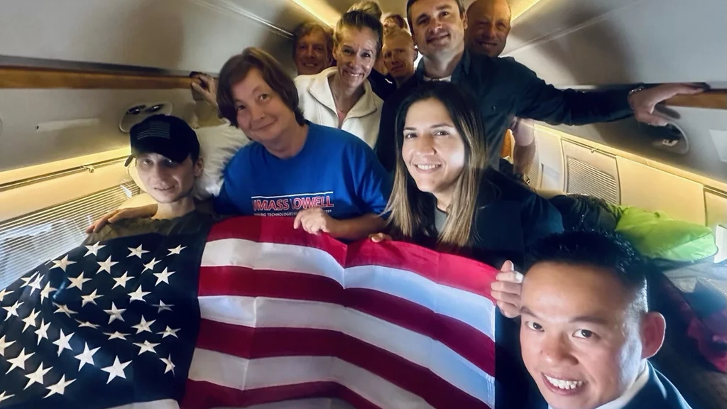 Rusland laat Amerikaanse gevangene vrij zonder gevangenenruil — een opmerkelijk precedent