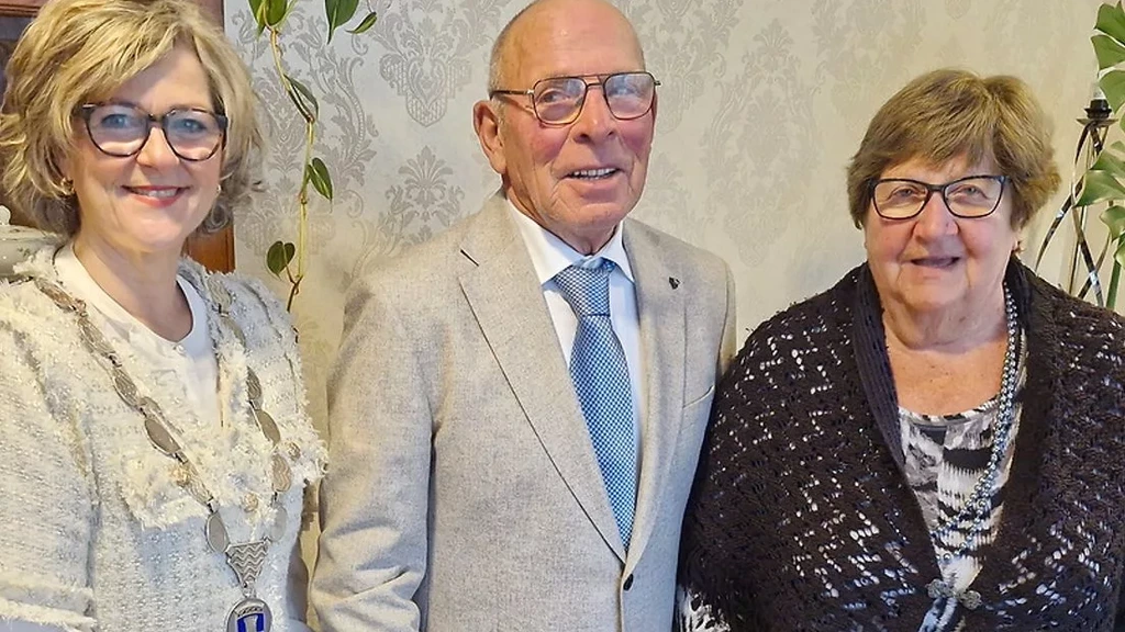 Burgemeester Goeree-Overflakkee schrapt bezoeken aan diamanten echtparen — raad weigert de rekening te betalen