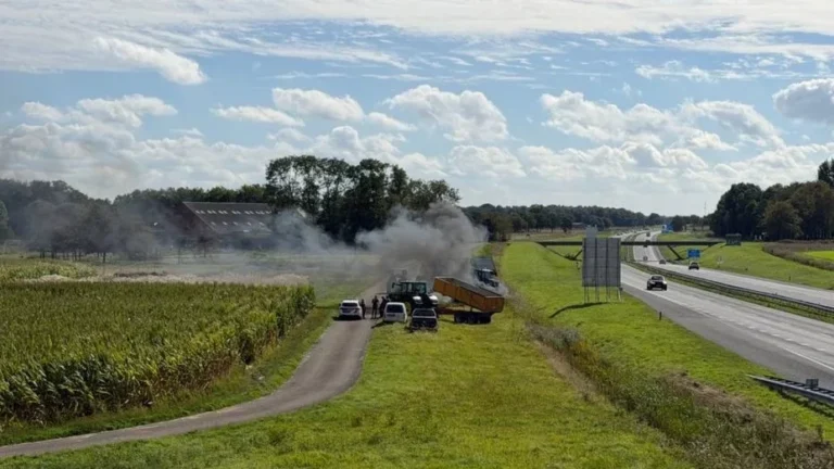 Boerenprotest op Prinsjesdag: hooibranden langs snelwegen verstoren verkeer