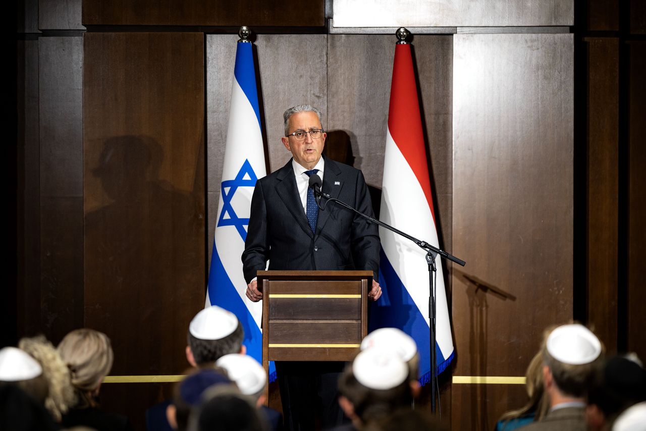 Drie jaar na 7 oktober: Amsterdamse synagoge herdenkt aanslag met persoonlijke getuigenissen